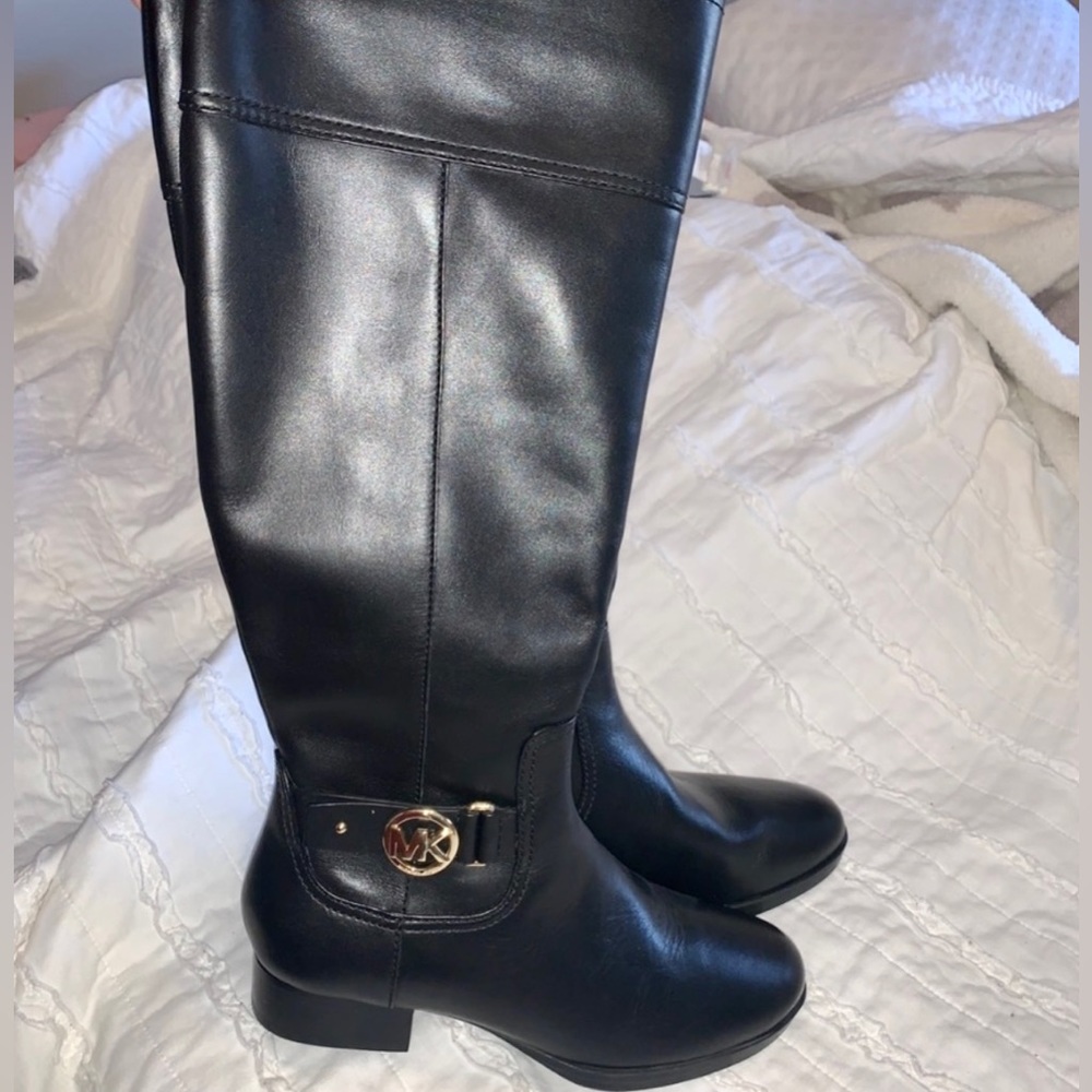 Michael Kors boots never worn 😍😍